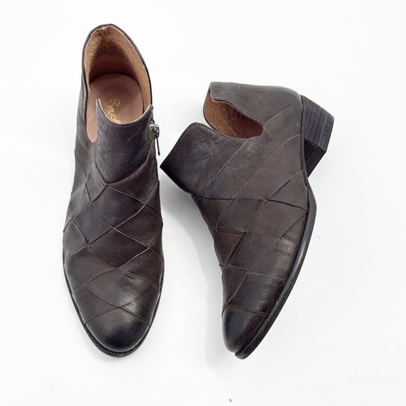 Anthropologie Shoes - Anthropologie Dark Brown Ankle Boots